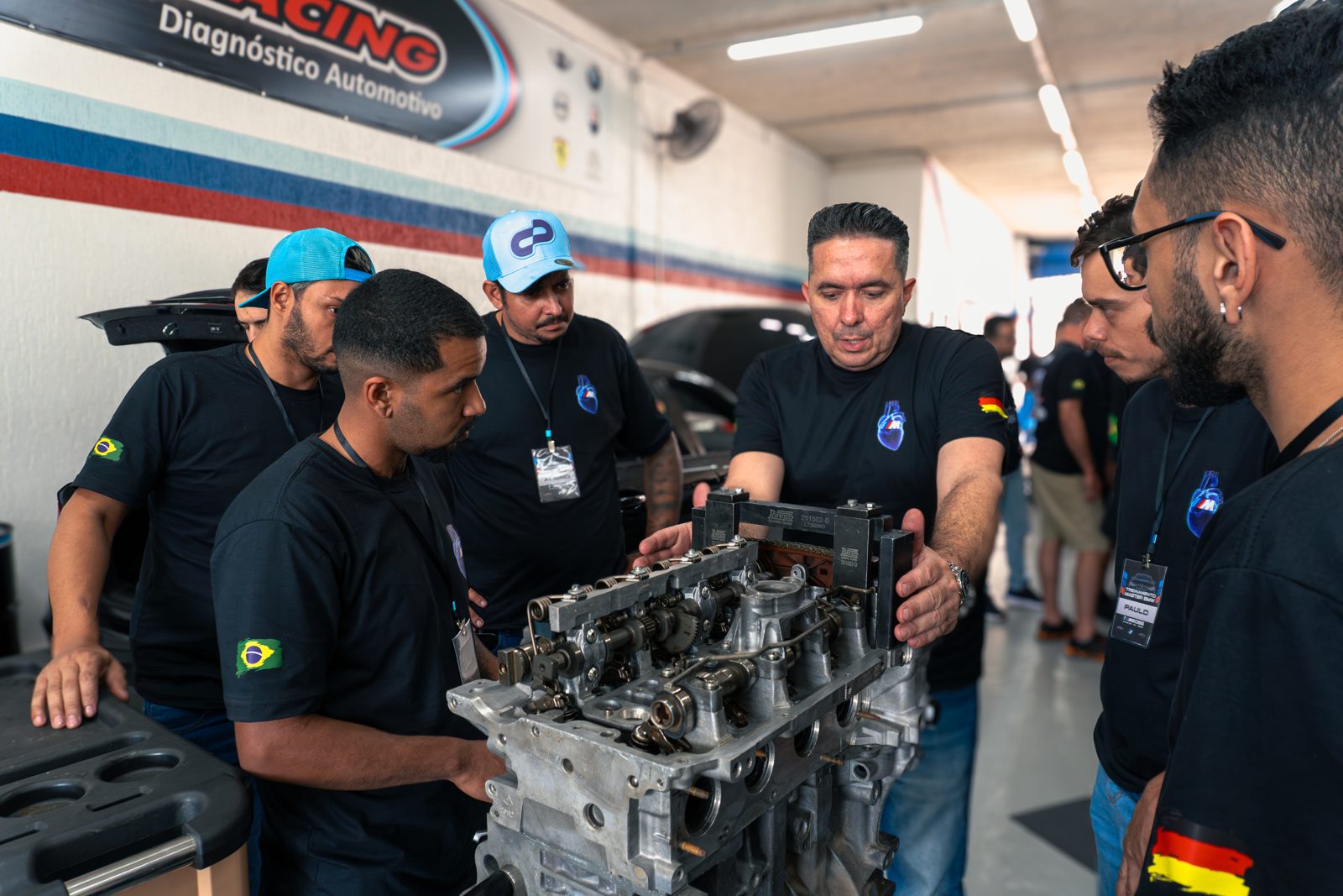 Instrutor mostrando cabeçote aos alunos