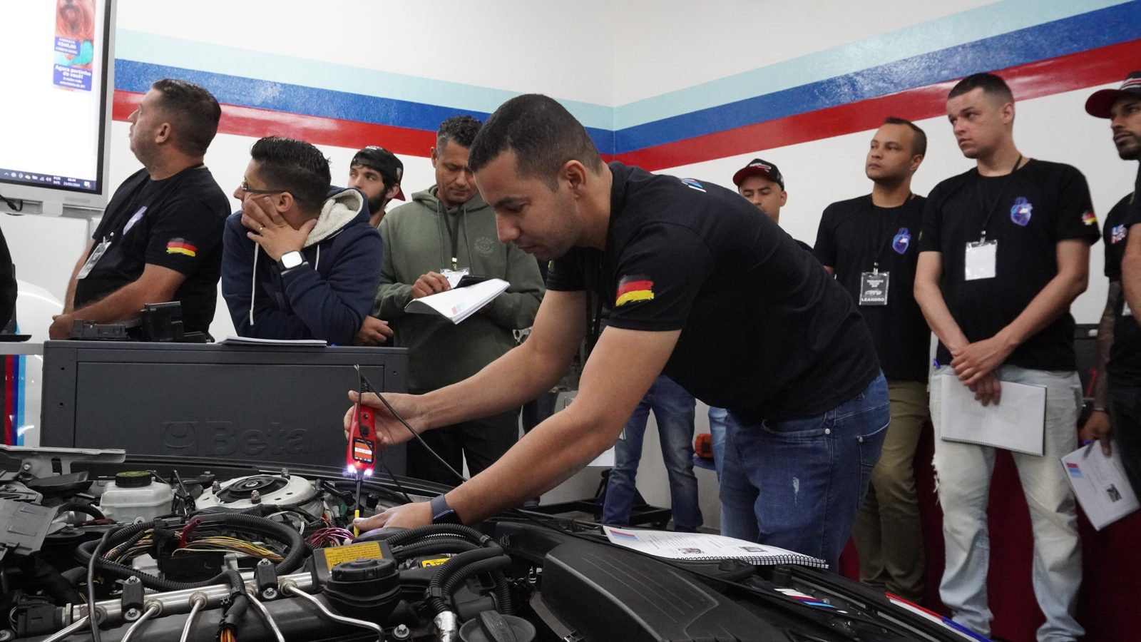 Alunos acompanhando demonstração no motor