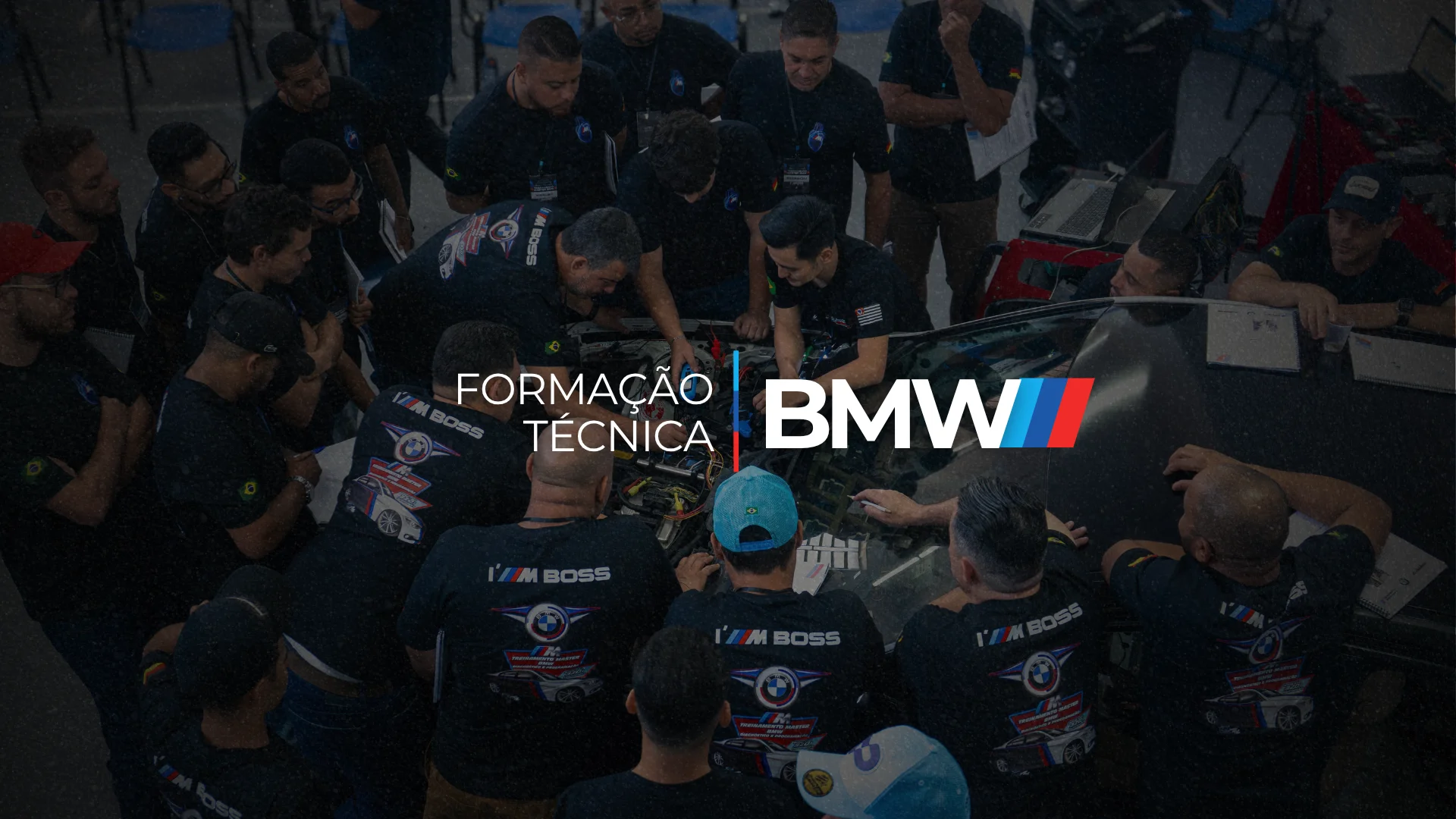 BMW de treinamento na sede, com a tela do Treinamento Master BMW ao fundo